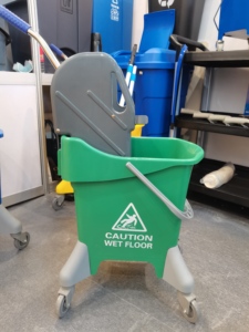 Seau à serpillière <span class=keywords><strong>mobile</strong></span> 31L avec essoreuse intégrée et chariot, en plastique PP écologique, pour usage intérieur et extérieur, bleu, personnalisable - Product Image 5