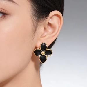 Boucles d'oreilles minimalistes plaquées or 18 carats avec fleur en émail, style français, 4 pétales, bijoux d'oreille à goutte d'huile, pour usage quotidien - Product Image 6