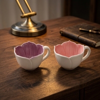 Tasse à café en céramique Redeco Vintage à pétales superposés, motif floral sculpté, intérieur rose magenta, style bohème, cadeau d'anniversaire pour femme