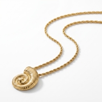 QIAOREN 11725 Collar con Colgante de Concha Retro en Relieve, Cadena de Cuerda Trenzada de Acero Inoxidable Dorado, Joyería Náutica para Chicas Occidentales