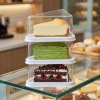 Boîte alimentaire triangulaire jetable en PET écologique avec couleurs et tailles personnalisables, conception à charnière pour gâteaux