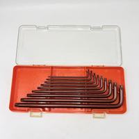 Boîte en plastique marron contenant 9 clés universelles, tournevis cruciformes, outils manuels à bras long S2 et kit d'outils de réparation