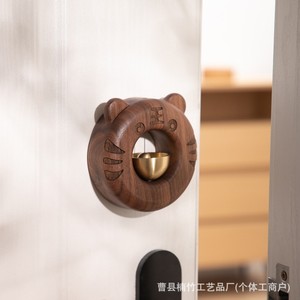Timbre de puerta de madera de estilo japonés, diseño de tigre gordo, madera maciza con campana de cobre, fácil instalación para decoración del hogar - Product Image 1