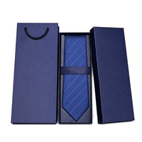 Boîte cadeau personnalisée bleu marine avec couvercle et base, insert et sac en papier pour ensemble de cravates homme – Vente en gros