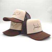 Gorra trucker de hip hop personalizada Y2K de 5 paneles con espuma de espiga y malla, estampado serigrafiado, patrón de sublimación, logotipo, para playa y rendimiento deportivo.