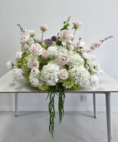 Décoration de mariage : Arrangements floraux pour allée centrale avec roses blanches et fleurs blanches pour allée centrale