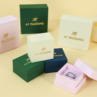 Palette de couleurs A1, coffret cadeau pour bijoux, collection avec étuis de présentation carrés, marquage doré et inserts spécifiques au produit