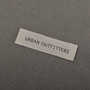 Étiquette privée étiquettes de vêtements en <span class=keywords><strong>polyester</strong></span> écologique étiquettes personnalisées marque personnelle conception Logo imprimé étiquette tissée à coudre - Product Image 2
