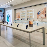 Aménagement intérieur de magasin de téléphonie mobile, table d'exposition pliable moderne, armoires, éclairage LED, matériaux écologiques, tailles personnalisables