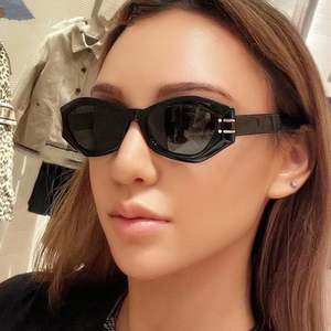 Lunettes de soleil œil de chat carrées noires vintage 2022, monture petite, forme irrégulière, pour femmes - Product Image 1