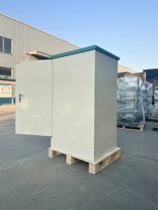 Armoire de télécommunications extérieure étanche avec système d'alimentation et racks pour batteries solaires - Product Image 1