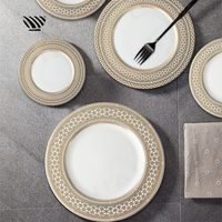 Ensemble élégant d'assiettes en céramique en dentelle d'or Motifs exquis pour la décoration de table de mariage de luxe Mariage glamour