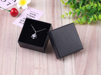 Boîte d'emballage en papier de luxe avec logo personnalisé pour bagues boucles d'oreilles colliers pendentifs bijoux en option cadeau moins cher