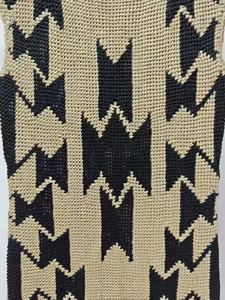 Cami monochrome élégant en laine/cachemire avec des motifs de chevrons audacieux et un design sans manches pour un look décontracté - Product Image 4