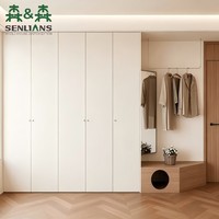Armoire intégrée blanche sur mesure avec niche de dressing ouverte, miroir, tringle à vêtements et banc de rangement en bois