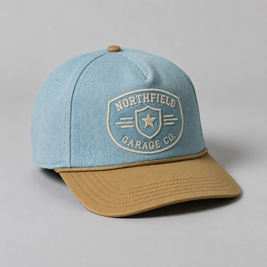 Gorra de Béisbol de 5 Paneles con Parches de Mezclilla en Contraste de Color y Bordado - Product Image 1