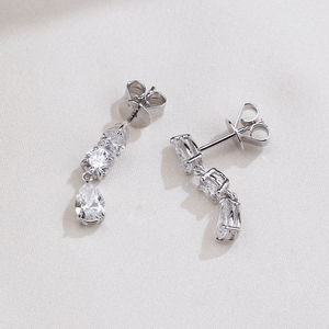 Boucles d'oreilles Messi Jewelry MSE-910 en or blanc 9 carats avec diamants en forme de poire et ronds pour femmes - Product Image 3
