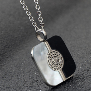 Collier pendentif en acier inoxydable Yin Yang noir et blanc géométrique pour femmes, à porter au quotidien - Product Image 3