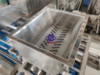 Machine de glaçage et d'enrobage automatique complète à servocommande pour barres chocolatées, chocolat au lait en forme de cœur fourré centrallement