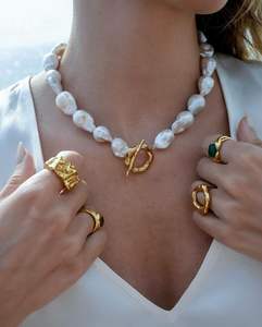 Acciaio inossidabile oro OT chiusura Vintage d'acqua dolce vera perla gioielli grande <span class=keywords><strong>collana</strong></span> di <span class=keywords><strong>perle</strong></span> barocche girocollo <span class=keywords><strong>collana</strong></span> di <span class=keywords><strong>perle</strong></span> nere per le donne - Product Image 1