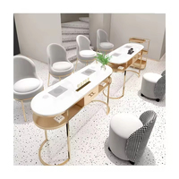 Ensemble de table et de chaises de salon de manucure à la mode Sièges en peluche verte Garniture dorée Design fonctionnel pour les affaires d'art des ongles