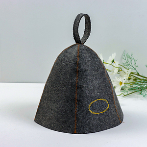 Un cappello da sauna in pura lana con un sigillo in caratteri dorati che dice <span class=keywords><strong>chi</strong></span> non può toccare la testa <span class=keywords><strong>di</strong></span> IT durante il riscaldamento. - Product Image 2
