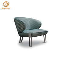Fauteuil d'appoint moderne en cuir avec dossier incurvé et pieds en métal pour salon et salle de séjour