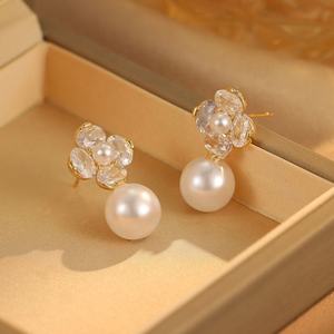 Pendientes de Botón de Cobre con Incrustaciones de Diamantes Simples, Perla de Imitación Chapada en Oro, Diseño de Nicho Elegante y Moderno de Lujo Ligero para Mujer - Product Image 4