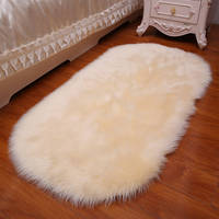 Tapis en peluche blanc tapis de chevet de chambre à coucher plein de décoration de fenêtre d'exposition semblable à de la laine de coussin de table basse de salon