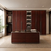 Dressing sur mesure avec panneaux en bois à cadre en aluminium, îlot à bijoux et rangement lumineux pour chambre à coucher