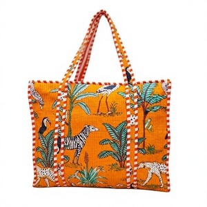 Bolsa de Compras de Lujo para Mujer, Acolchada, Gran Capacidad, con Cadenas, Estampado Vibrante de Vida Tropical, Tela de Algodón Premium - Product Image 3
