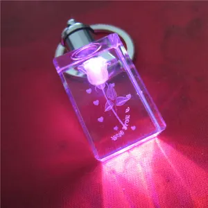 Aksesori dekorasi kustom Pemegang Kunci lampu LED rantai logam 3D laser di dalam Gantungan Kunci kristal promosi hadiah suvenir