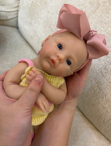Muñeca Bebé Realista de 13 Pulgadas, Cuerpo Completo de Silicona Sólida, Lavable, Juguete Suave, Regalo para Niñas de 3 Años en Adelante - Product Image 2