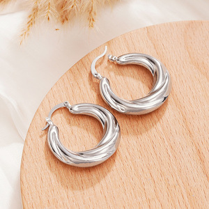 Orecchini a polsino testurizzati da donna dal design minimalista per l'uso quotidiano - Product Image 5