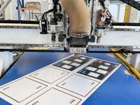 Routeur CNC JNTECH 1530 ATC avec caméra CCD à tête de couteau oscillante pour la coupe du bois HPL et du contreplaqué