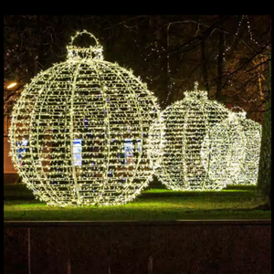 Boule lumineuse de Noël en plastique et métal pour la décoration extérieure de fêtes et de jardins - Product Image 4