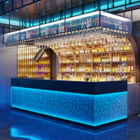 Comptoir d'éclairage de bar-café moderne personnalisé présentoir mural en fer pour hôtels centres commerciaux présentoir à vin créatif en MDF