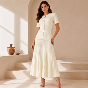 Ensemble tunique midi décontracté en coton tricoté blanc élégant avec jupe plissée sans manches et ceinture taille haute – Tenue de printemps - Product Image 3