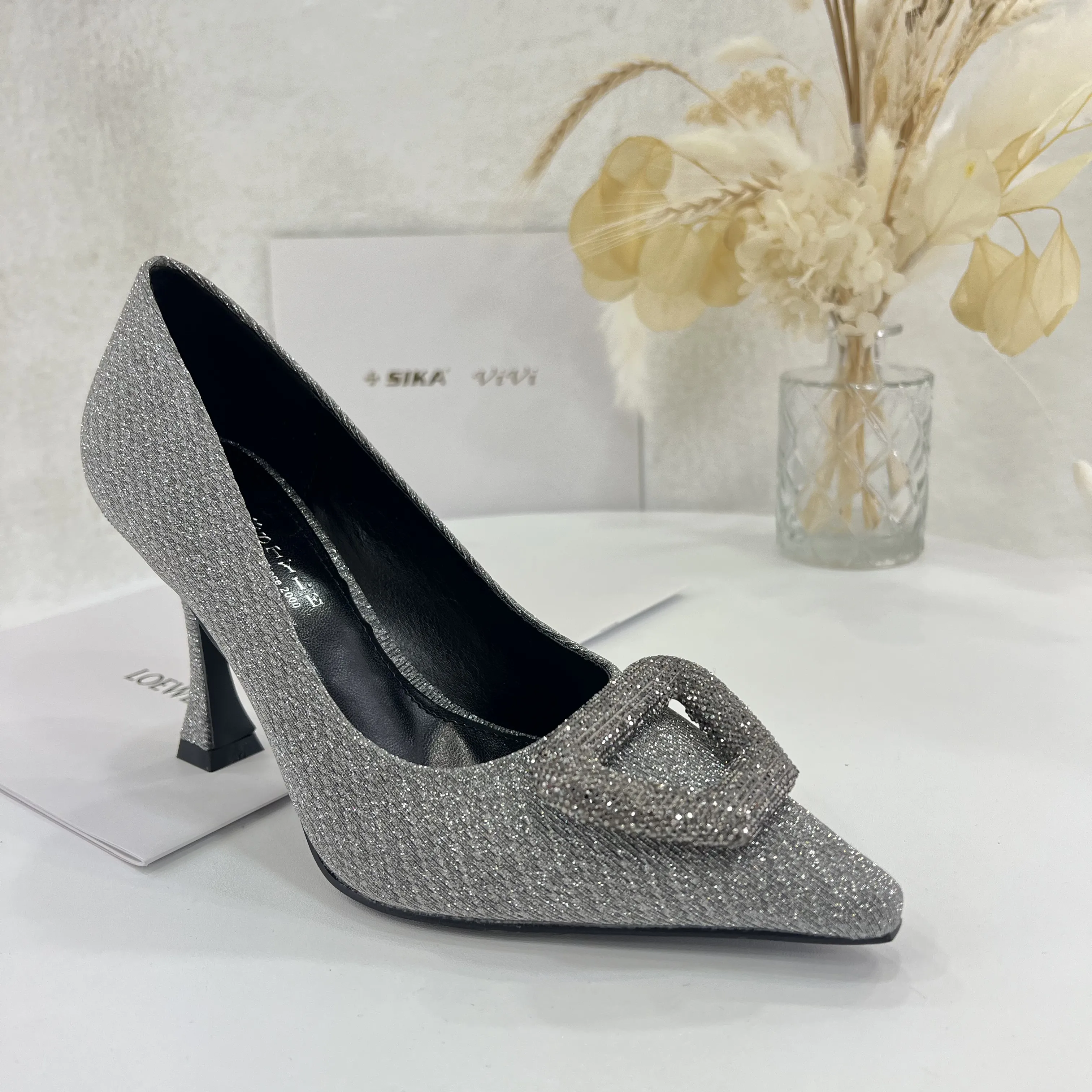 Sika 2023 Mode Trending Glett Materiaal Slip-On Punt Teen Kitten Hakken Pumps Voor Vrouwen, Glamoureuze Strass Decor Feestschoen