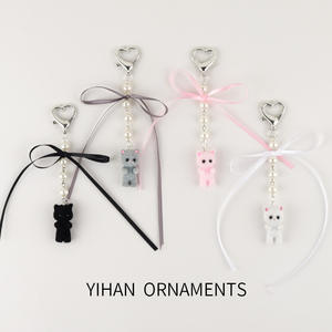 Ute y adorable llavero de felpa de gatito flocado con decoración de Lazo de cinta de perlas, varios colores disponibles, colgante versátil - Product Image 1