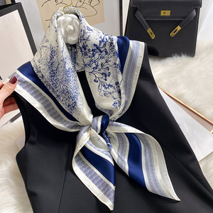 Sciarpa in Vera Seta di Gelso per Donna, Stile Etnico Porcellana Blu e Bianca, Elegante e Multifunzionale, Grande Quadrata 90cm, Autunnale - Product Image 1