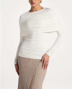 เสื้อท่อนบนลำลองทรงเข้ารูปสีขาว แขนยาว ดีไซน์ระบายช่วงไหล่ รุ่น LEDUO Elegant Luxury สำหรับผู้หญิง - Product Image 3