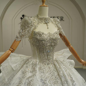 GT26053 Robe de mariée moderne style Princesse grande taille, en dentelle, à manches longues, décolleté cœur, traîne chapelle, coupe princesse - Product Image 2