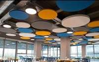 Plafonds suspendus en panneaux de fibre de verre, isolation acoustique, dalles de plafond suspendu, tailles et couleurs personnalisables.