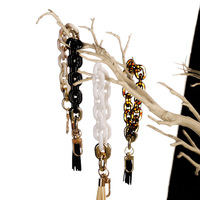 Porte-clés élégant en acrylique avec bracelet à pompon pour femme, idéal pour clés de voiture et breloque de sac