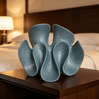 Sculpture en résine abstraite en forme de pétale, ornement décoratif de table texturé moderne, statue en résine de fleur abstraite bleue texturée mate