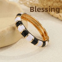 CYNYA Set Gelang Bangle Bentuk Mahkota Warna Emas Berbahan Paduan Seng dengan Lapisan Enamel untuk Wanita, Gelang Manset Berengsel yang Dapat Ditumpuk