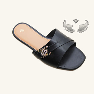 Sandales et pantoufles pour femmes de haute qualité, tendance, légères, confortables et durables, style international, décontractées, avec détails métalliques - Product Image 3