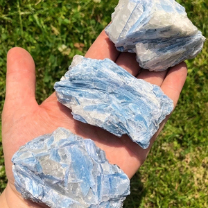 Cristal de Cianita Azul Natural en Bruto con Grupo de Minerales de Cuarzo para Sanación con Cristales, Reiki y Meditación - Product Image 1