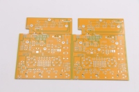 Çin OEM PCB Üreticisi 2'li Panel Yüksek Akımlı Ses Amplifikatörü PCB'si Sarı Lehim Maskesi ile